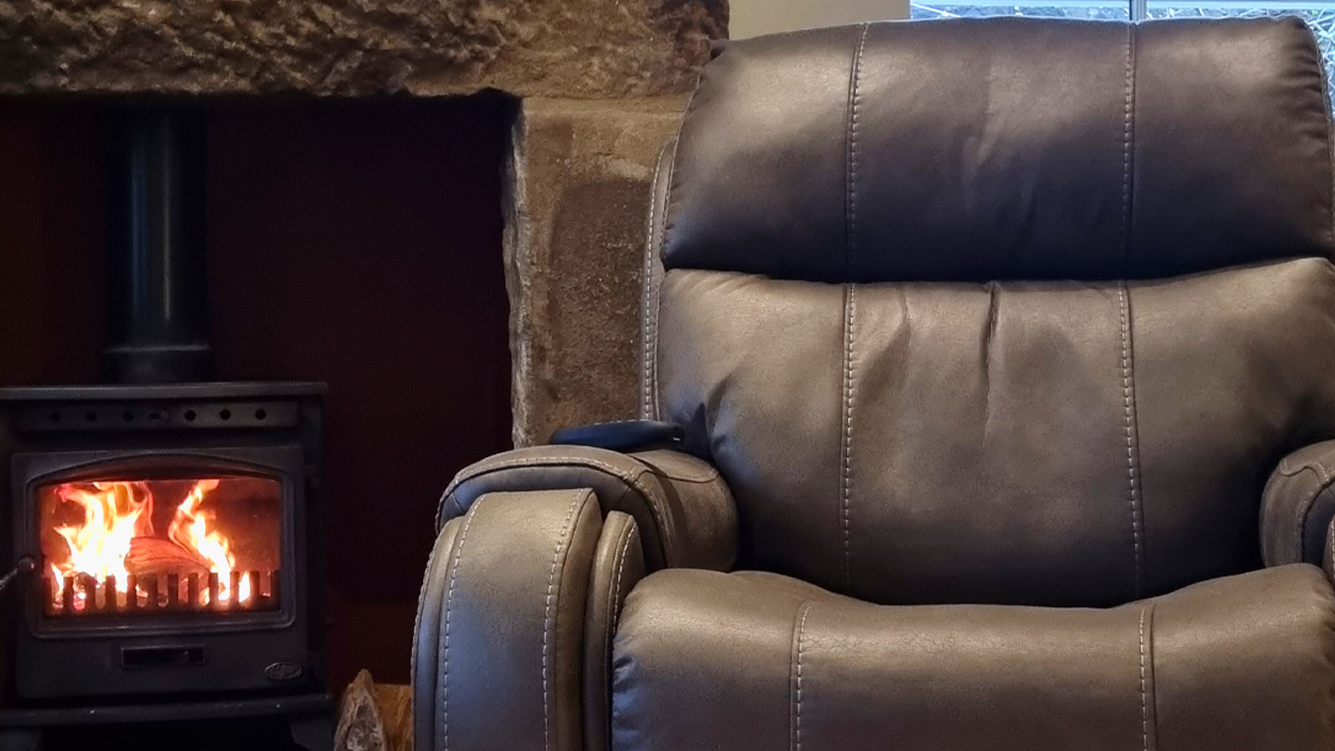 Why are riser recliners good for hip and knee pain?